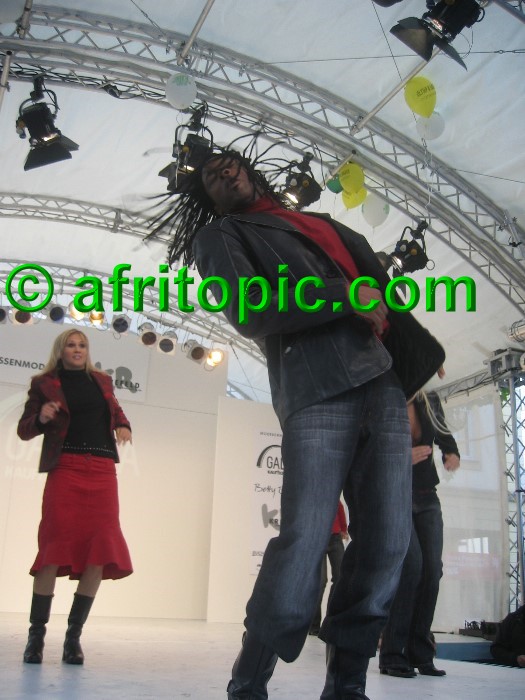 ../Images/Krefeld-Strssenmodenschau-2005 382.jpg